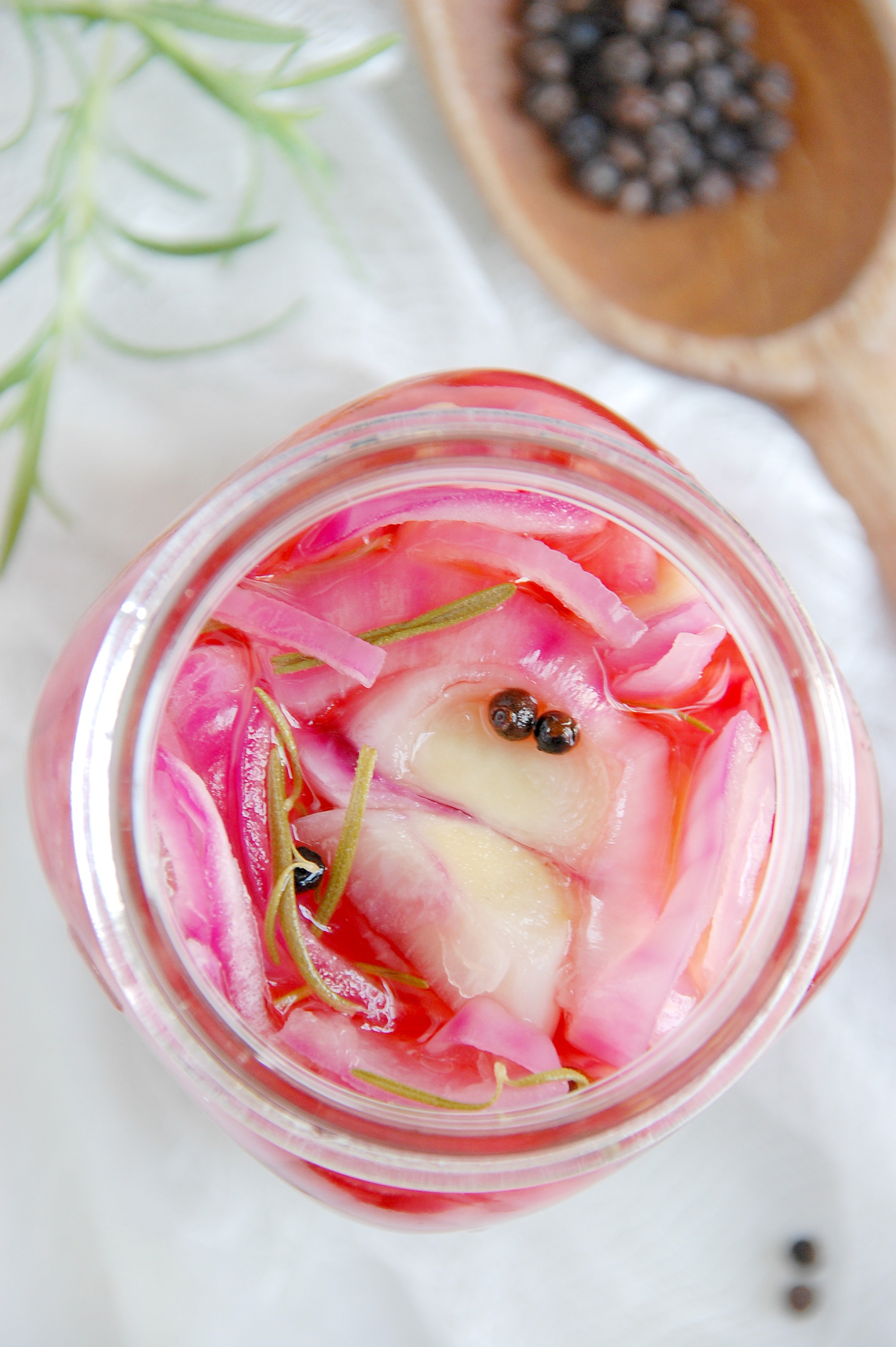 https://www.thekitchenmccabe.com/wp-content/uploads/2014/04/pickled-onion-1.jpg