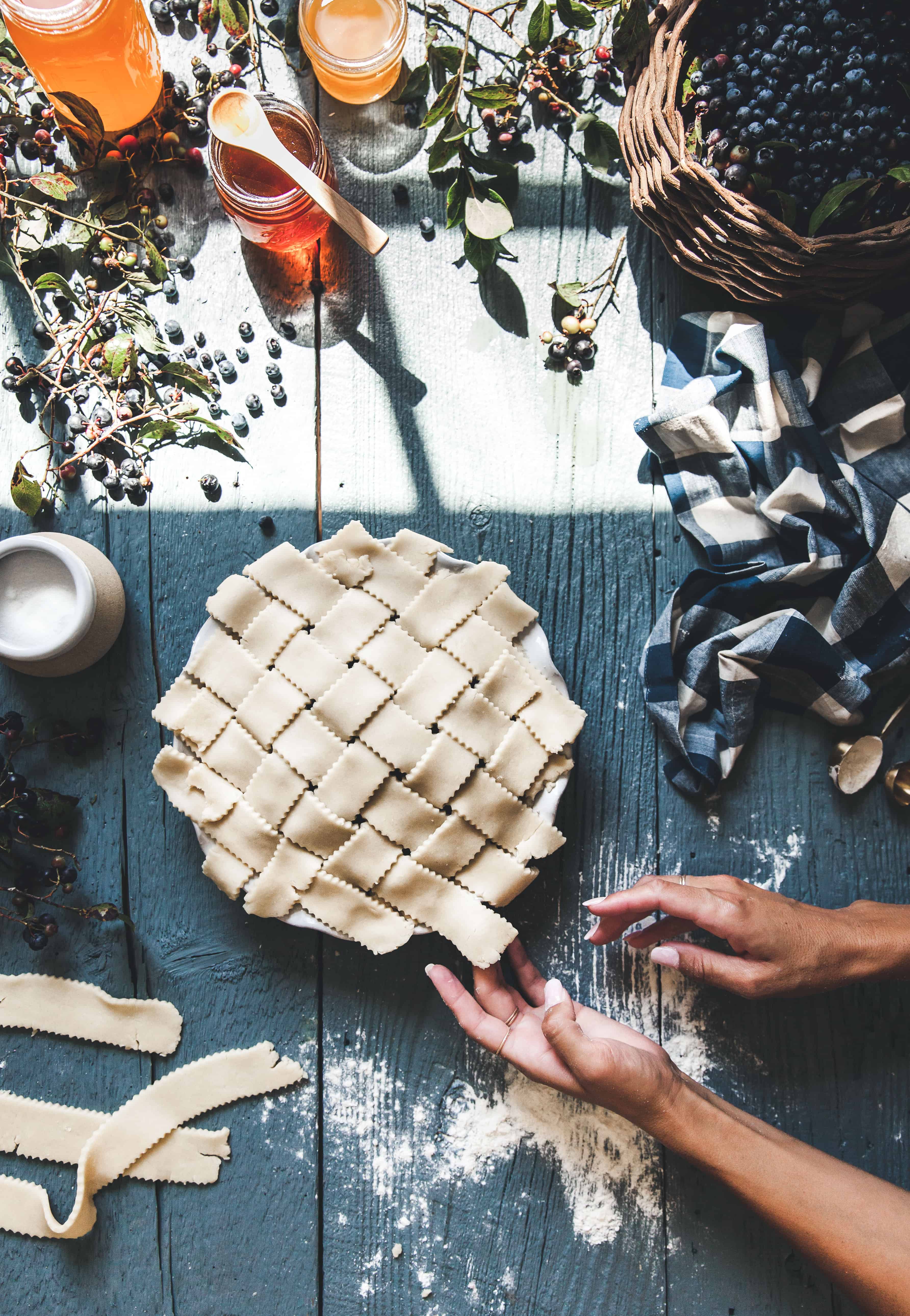 DEEP DISH BRAMBLE BERRY PIE - The Kitchy Kitchen